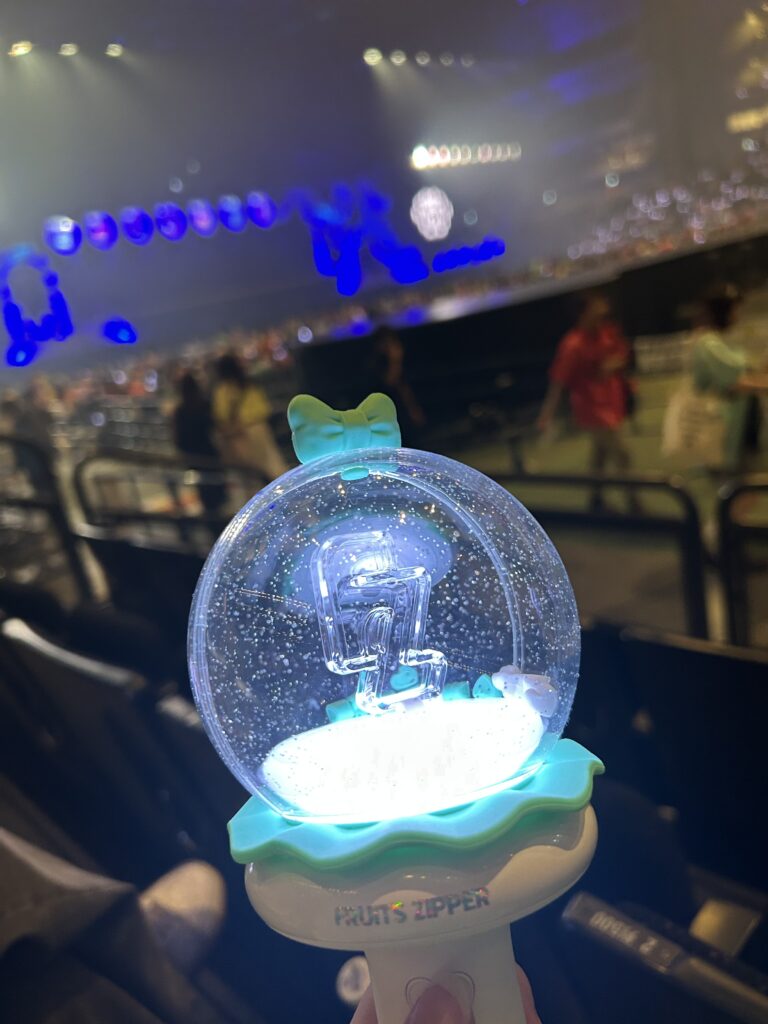 充電器にセットされたペンライトの電池