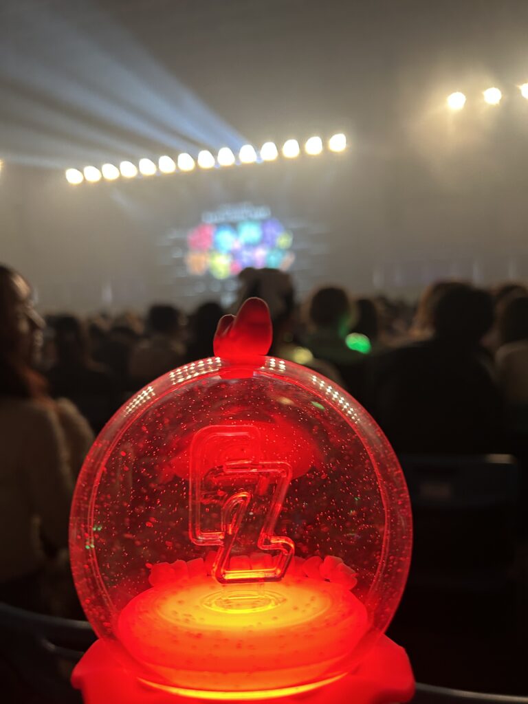 充電器にセットされたペンライトの電池